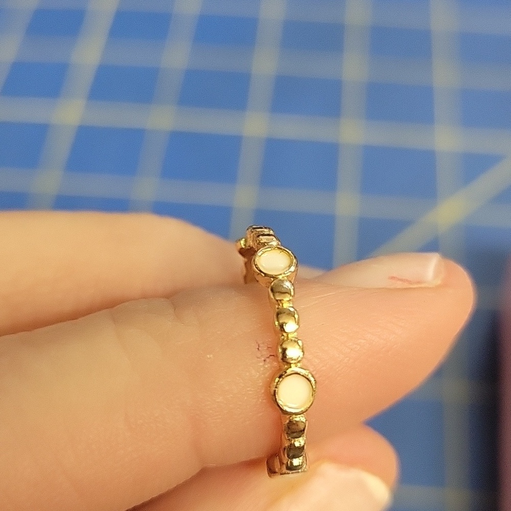 Gold Tone Knotted Band White Enamel Circle Size 6.5